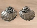 Twee decoratieve bekers met een maritiem motief, Ophalen