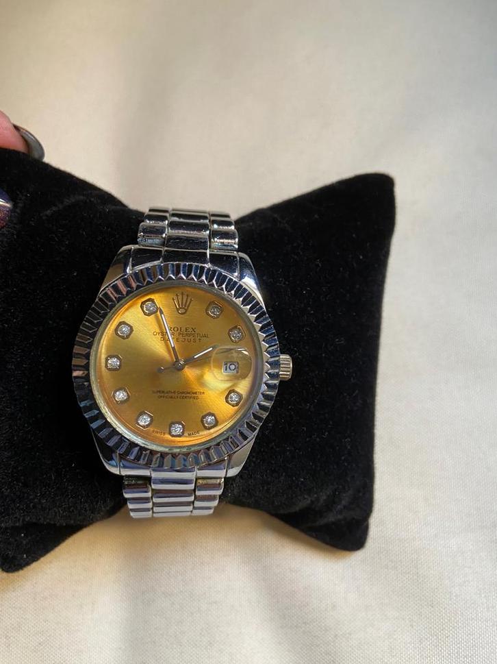 Horloge zilverkleur met metalen band, Handtassen en Accessoires, Horloges | Dames, Zo goed als nieuw