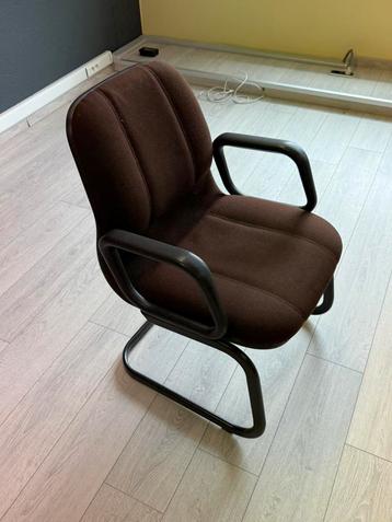 3 stoelen met kussenstof te koop – comfortabel en stijlvol beschikbaar voor biedingen