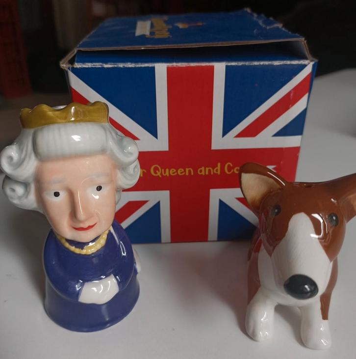 Keramische peper- en zoutvaatje van Queen Elizabeth en Corgy, Verzamelen, Spaarpotten, Zo goed als nieuw, Ophalen