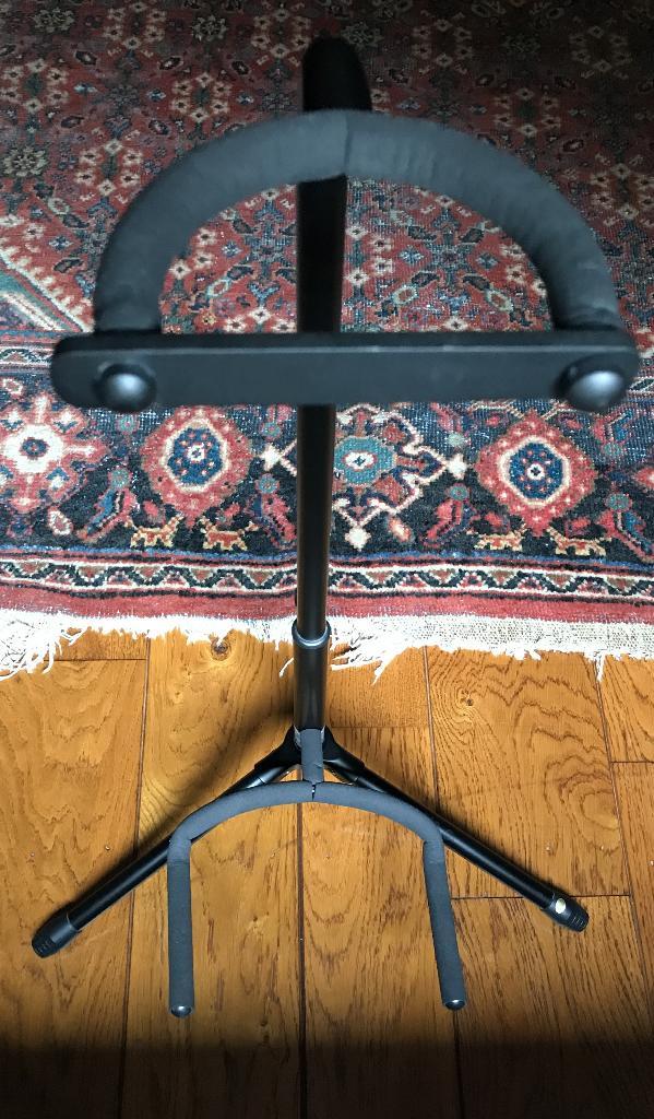 Stagg SG-A100BK Guitar Stand – Tripod, Musique & Instruments, Pieds, Comme neuf, Guitare, Enlèvement