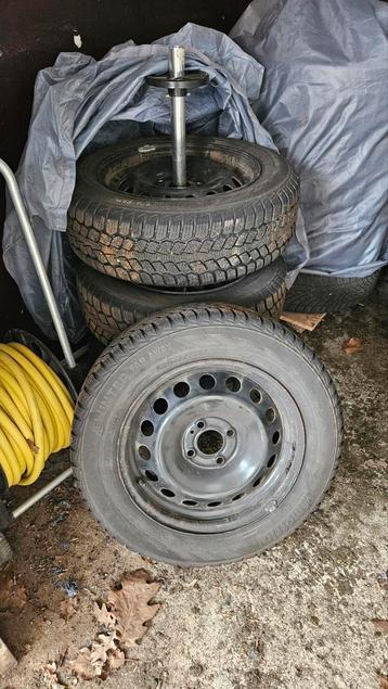 Winterbanden op velg 185/65 R15 beschikbaar voor biedingen