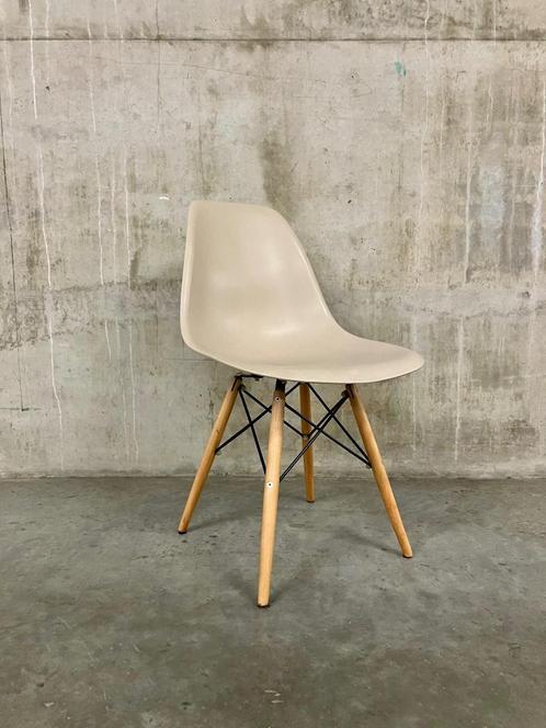 1x beige / mokka Vintage kuipstoel met houten poten, Huis en Inrichting, Stoelen, Zo goed als nieuw, Eén, Hout, Kunststof, Metaal