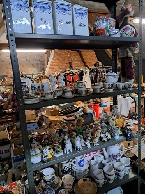 Kast vol Antieke Vintage Brocante Spullen kopjes Porselein, Antiek en Kunst, Curiosa en Brocante, Ophalen