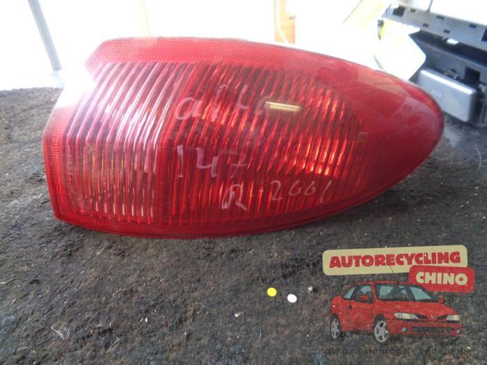 Feu arrière droit d'un Alfa Romeo 147, Autos : Pièces & Accessoires, Éclairage, Alfa Romeo, Utilisé, 3 mois de garantie, Enlèvement ou Envoi