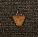PIN - 8e JOUR - YVES ROCHER - PARFUM - PERFUME, Verzamelen, Verzenden, Gebruikt, Merk, Speldje of Pin