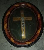 kruisbeeld onder ovaal bol glas, groen fluweel, kersenhout, Ophalen