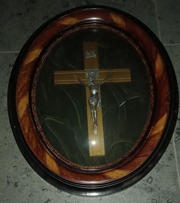 kruisbeeld onder ovaal bol glas, groen fluweel, kersenhout