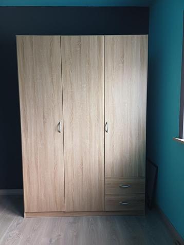 Kast + stoelen te koop beschikbaar voor biedingen