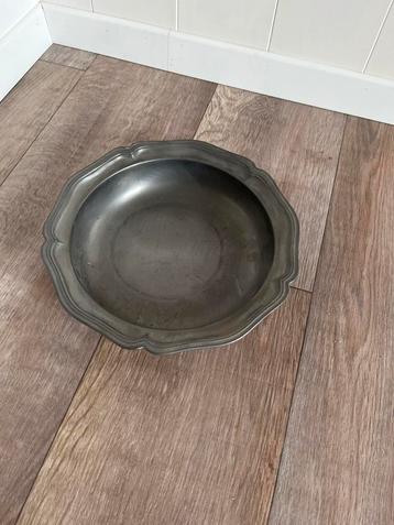 Tinnen schaal beschikbaar voor biedingen