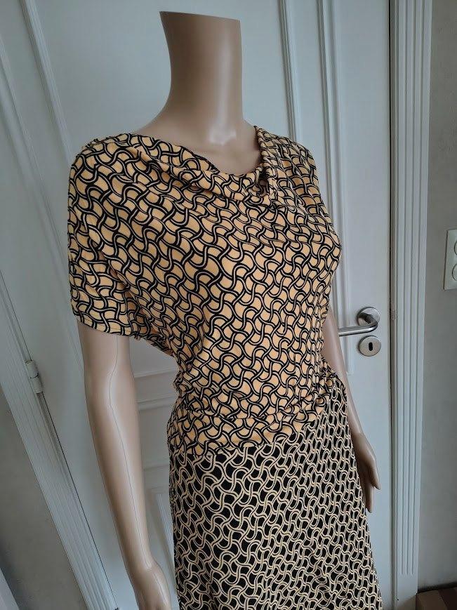 leuke jurk van xandres, Kleding | Dames, Jurken, Zo goed als nieuw, Maat 38/40 (M), Onder de knie, Verzenden