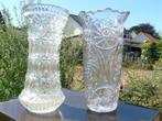 2 vintage glazen bloemvazen in reliëfglas., Ophalen