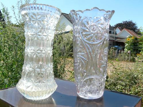 2 vintage glazen bloemvazen in reliëfglas., Antiek en Kunst, Curiosa en Brocante, Ophalen