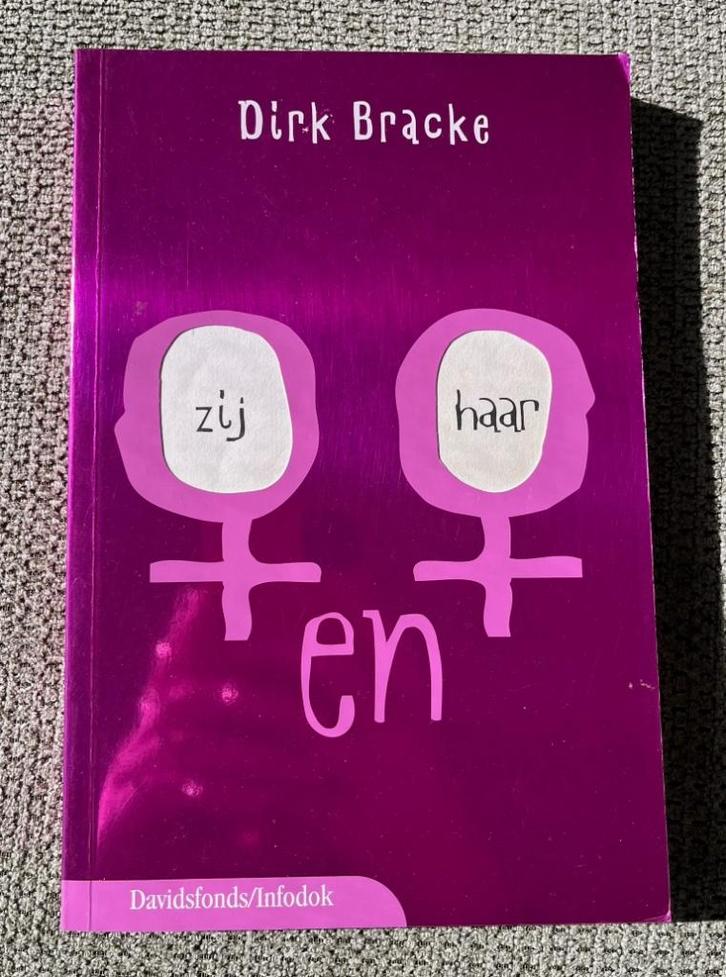 Zij en Haar – Dirk Bracke, Boeken, Kinderboeken | Jeugd | 13 jaar en ouder, Zo goed als nieuw, Ophalen of Verzenden