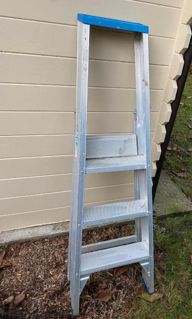 Escabeaux professionnels SOLIDE 3 marches/4 marches, Doe-het-zelf en Bouw, Ladders en Trappen, Gebruikt, Ladder, 2 tot 4 meter