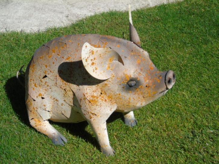 Standbeeld van een varken zittend in smeedijzer met kleuren, Tuin en Terras, Tuinbeelden, Nieuw, Dierenbeeld, Metaal, Ophalen