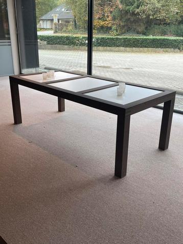 Tafel beschikbaar voor biedingen