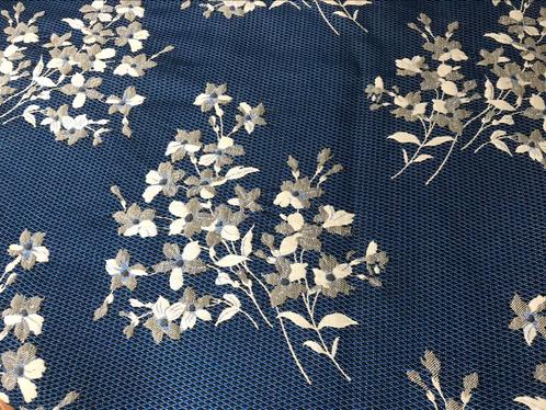Grote dikke lap stof blauw grijs wit bloemen 1,43 X 3,50 cm, Hobby en Vrije tijd, Stoffen en Lappen, Nieuw, 120 cm of meer, 200 cm of meer