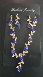 Halsketting en bijpassende oorbellen met bloempjes en strass, Ophalen of Verzenden, Nieuw, Blauw, Overige materialen