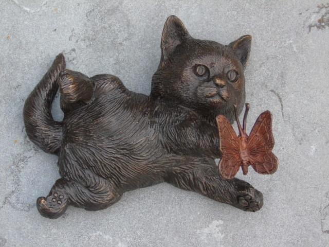 chat murale qui joue avec un papillon en bronze, Jardin & Terrasse, Décoration murale de jardin, Neuf, Enlèvement ou Envoi