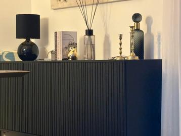 Zwarte dressoir beschikbaar voor biedingen