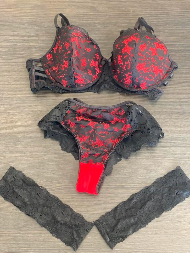 NIEUWE 3-delige lingerie set – rood/zwart kant – maat L, Kleding | Dames, Ondergoed en Lingerie, BH, Rood, Ophalen of Verzenden