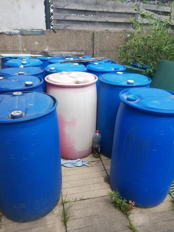 Gebruikte blauwe tonnen geschikt voor o.a. regenwater 200 l beschikbaar voor biedingen