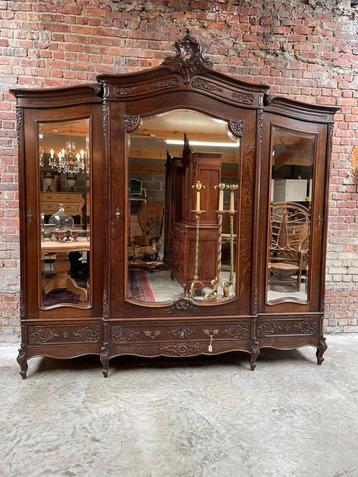 Antieke Franse Louis XV Stijl Kledingkast met Spiegels beschikbaar voor biedingen