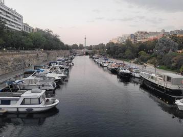 Péniche avec sa place à Paris  disponible aux enchères