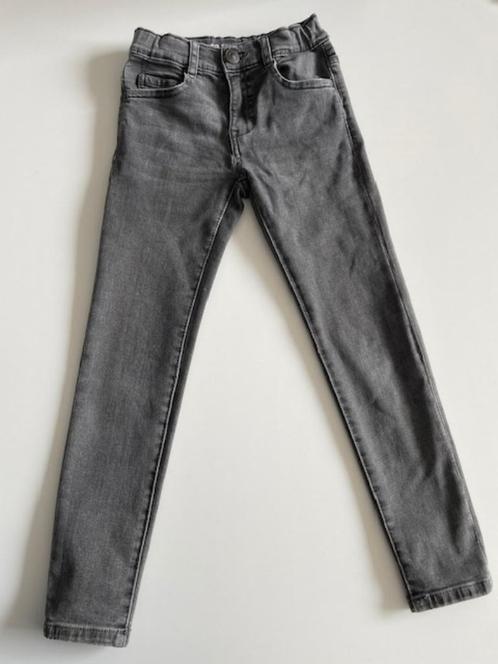 Grijze jeans broek maat 122, in perfecte staat! Soepele en z, Kinderen en Baby's, Kinderkleding | Maat 122, Zo goed als nieuw