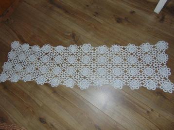 Gehaakt tafellopertje 120 cm nieuwstaat beschikbaar voor biedingen