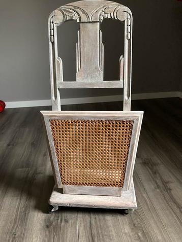 Oude kledinghanger beschikbaar voor biedingen