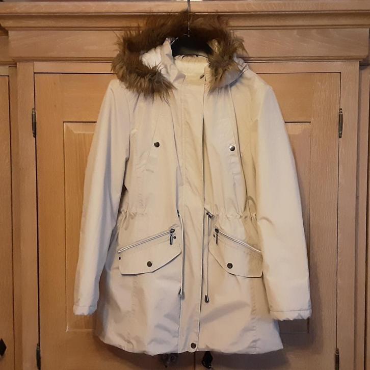 Nieuwe gewatteerde jas met koord en kap, maat L, Kleding | Dames, Jassen | Winter, Maat 42/44 (L), Beige, Ophalen of Verzenden