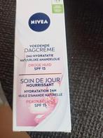 Voedende dagcrème Nivea met Spf15, Handtassen en Accessoires, Uiterlijk | Gezichtsverzorging, Nieuw, Ophalen of Verzenden