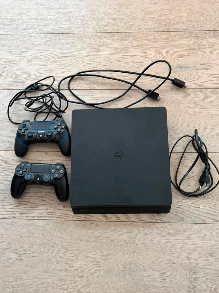 PlayStation 4 Slim 500GB + 2 Controllers – Perfecte staat, Games en Spelcomputers, Spelcomputers | Sony PlayStation 4, Zo goed als nieuw