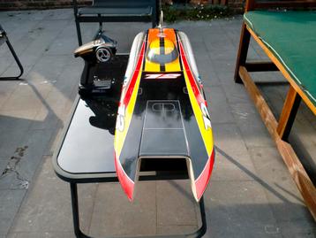 Genesis Offshore Brushless RC Twin Hull (1045mm) beschikbaar voor biedingen