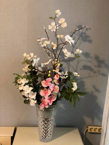 Namaak bloemen in prachtige kleuren beschikbaar voor biedingen