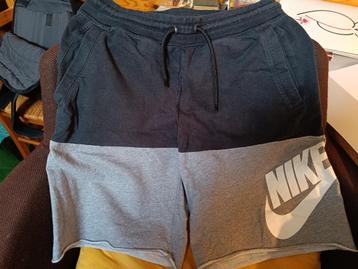 Short de sport Nike - taille M, Sports & Fitness, Comme neuf, Autres sports, Vêtements, Enlèvement ou Envoi