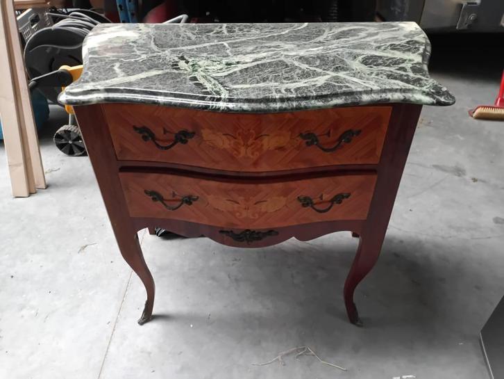 Klein kastje, in perfecte staat met 2 schuiven. Vanaf 10 €, Antiek en Kunst, Antiek | Meubels | Stoelen en Sofa's, Ophalen of Verzenden