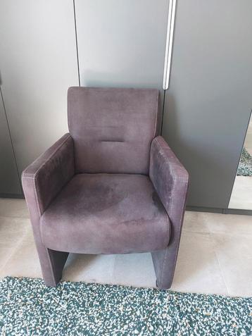 Stoere bruine fauteuil met wieltjes beschikbaar voor biedingen