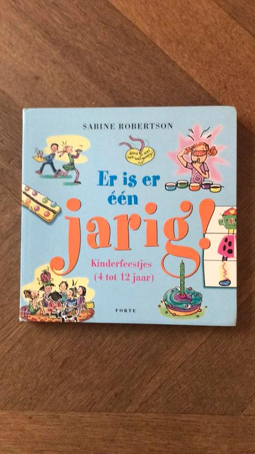 S. Robertson - Er is er een jarig!, Boeken, Kinderboeken | Jeugd | onder 10 jaar, Gelezen, Ophalen