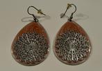 Roze traanvormige oorbellen met zilverkleurig filigraanwerk, Bijoux, Sacs & Beauté, Boucles d'oreilles, Enlèvement ou Envoi, Neuf