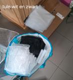 Witte tule en zwarte tafellopers, Ophalen