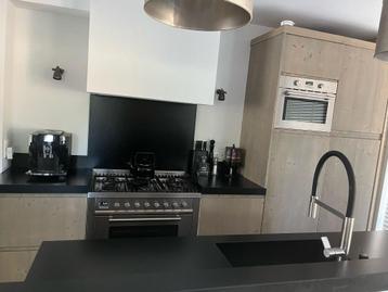 Moderne greeploze eilandkeuken in houtkleur GEDEMONTEERD beschikbaar voor biedingen