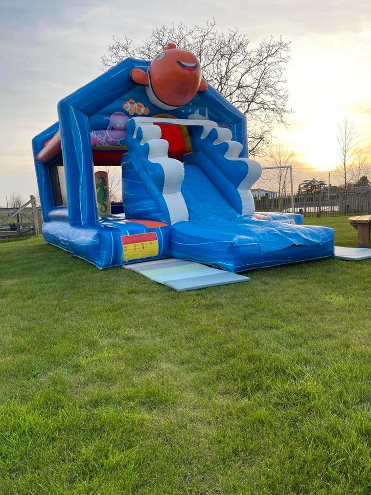 Springkasteel Nemo te huur, Hobby & Loisirs créatifs, Articles de fête | Location, Comme neuf, Enlèvement