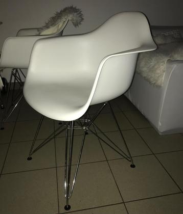4 Stoelen, Charles Eames reproductie (496€ nieuwprijs) beschikbaar voor biedingen