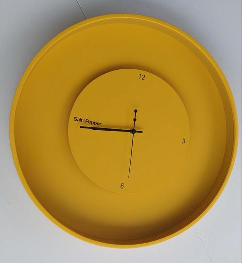 Salt&Pepper - Klok - Rond - MDF - Ø60 cm - Geel, Maison & Meubles, Accessoires pour la Maison | Horloges, Comme neuf, Horloge murale