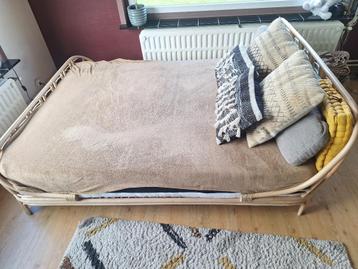 Prachtig rotanbed 160x 200 beschikbaar voor biedingen