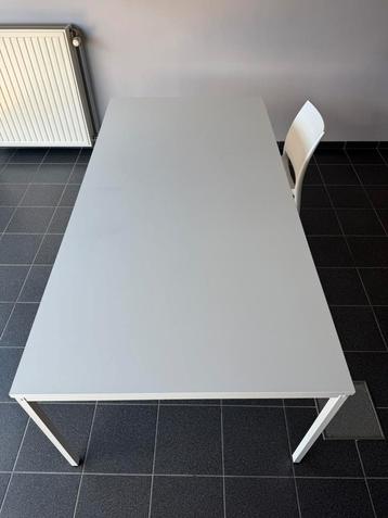 Witte eettafel met wit gelakte onderstel alu. beschikbaar voor biedingen