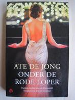 303 - Onder de rode loper - Ate de Jong, Ophalen of Verzenden, Zo goed als nieuw, Ate de Jong, Nederland